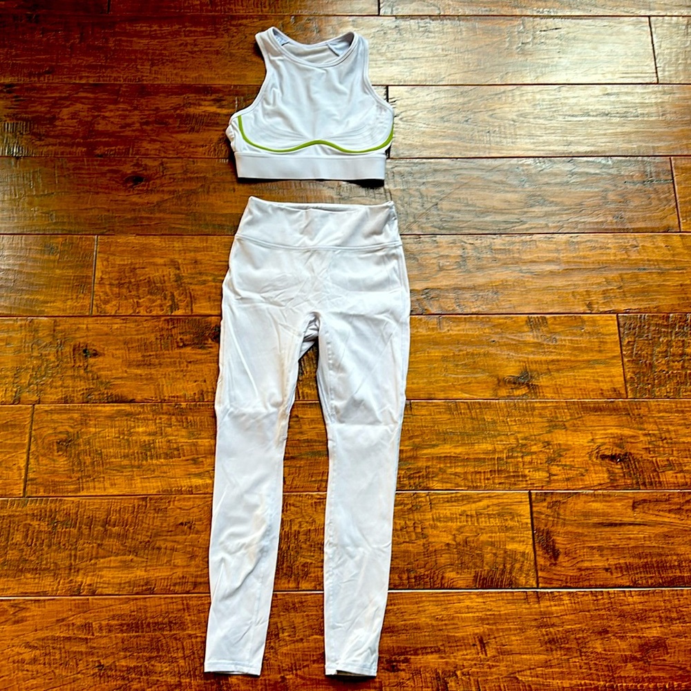 Fabletics sports bra and high-waisted leggings set. Frosted lilac.